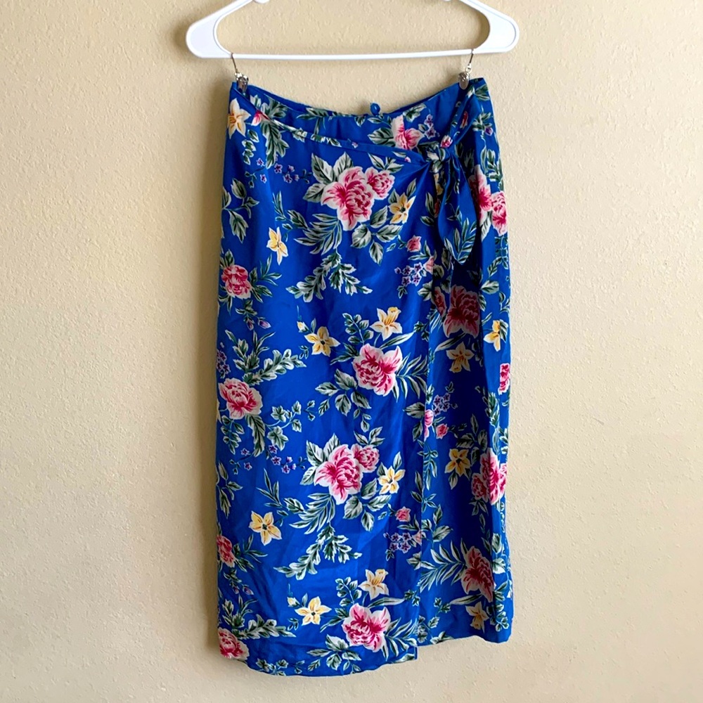 Talbots -Petites 100% Silk Size 6p Pencil over knee length Floral vintage Shirt